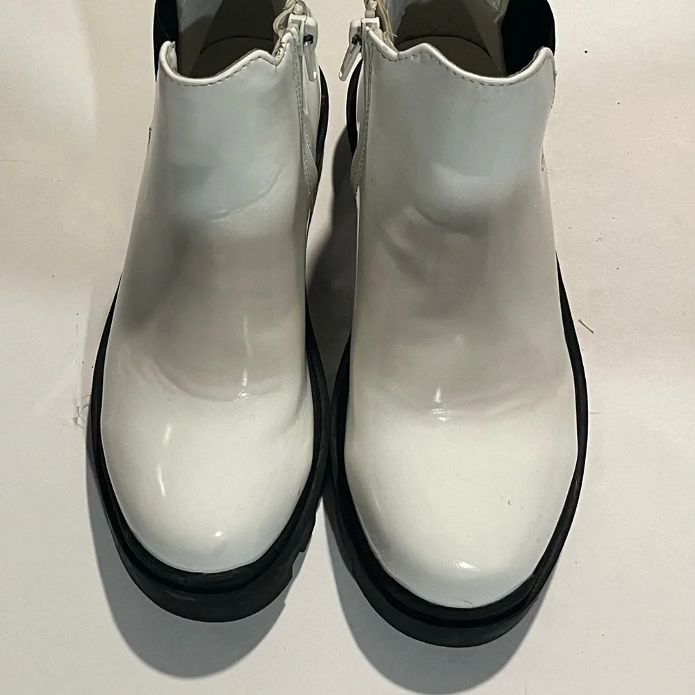 Steve Madden White and Black Sandals